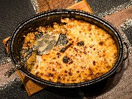 Рецепта Мусака в гювеч / гювечета с телешка кайма, варени картофи, домати, лук и чесън печени на фурна